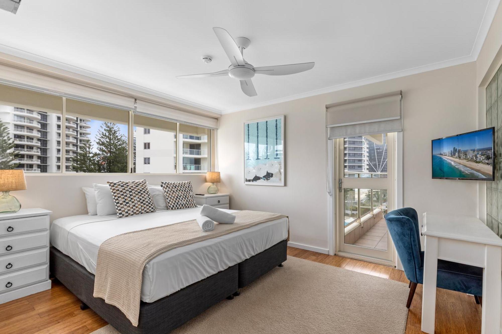 Viscount On The Beach Gold Coast Room photo